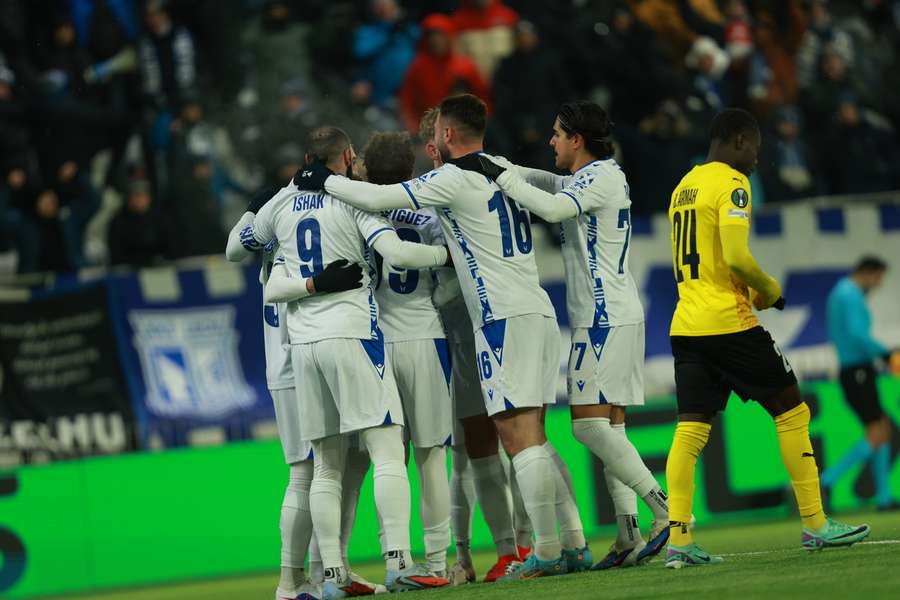 Lech świętujący gola w Finlandii