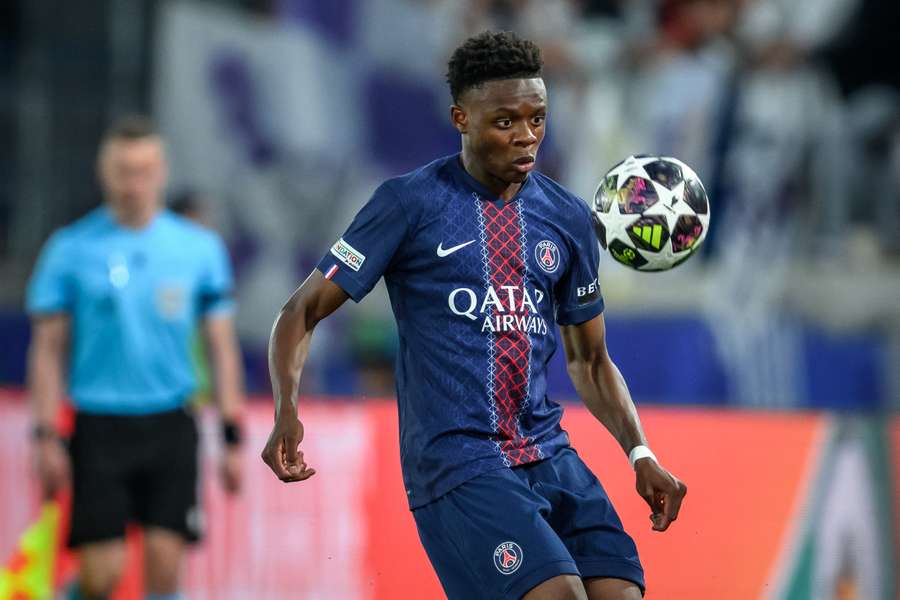 Noah Nsoki, médio de 19 anos, interessa ao Paris SG Noah Nsoki, médio de 19 anos, interessa ao Paris SG
