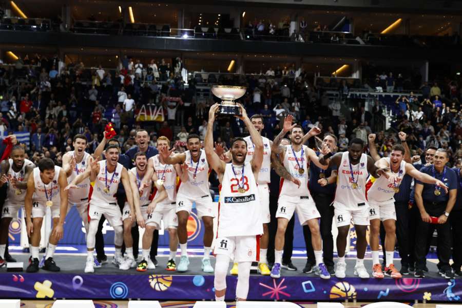 Rudy Fernández levanta el trofeo que acredita a España como campeona del Eurobasket 2022
