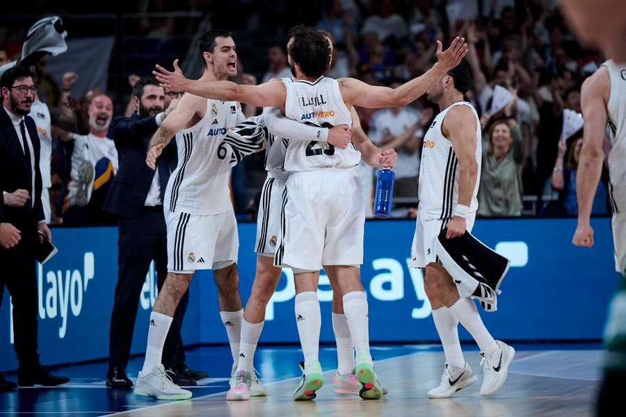 El Real Madrid celebra un canastón de Llull en el segundo partido ante el Unicaja