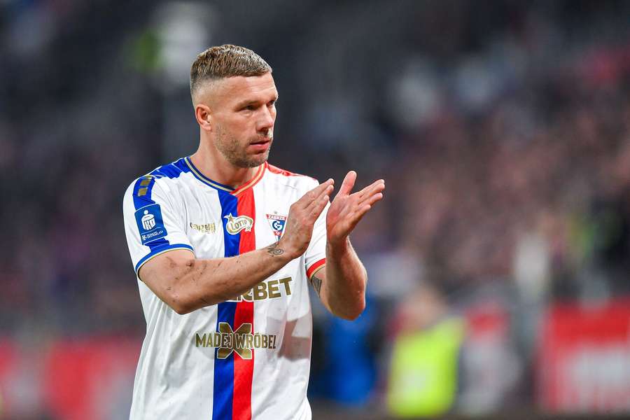 Podolski zaprosił drużynę na kebab zamiast "kary" za czerwoną kartkę: "Sprawa jest zamknięta" Podolski zaprosił drużynę na kebab zamiast "kary" za czerwoną kartkę: "Sprawa jest zamknięta"