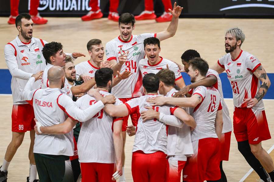 Polscy siatkarze cieszą się po wygranej z Czechami podczas MŚ.