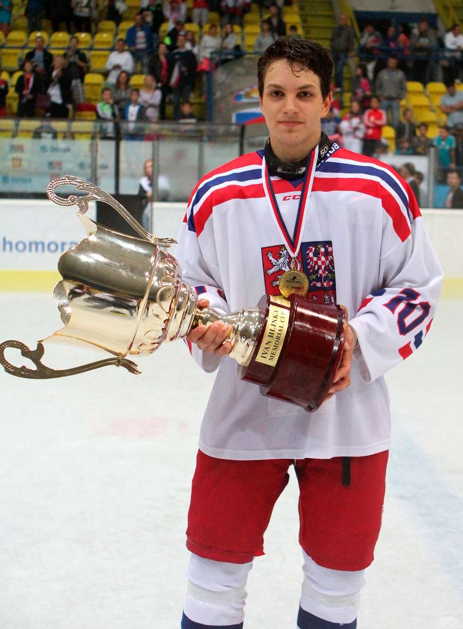 Jakub Galvas s pohárem z Memoriálu Ivana Hlinky 2016.