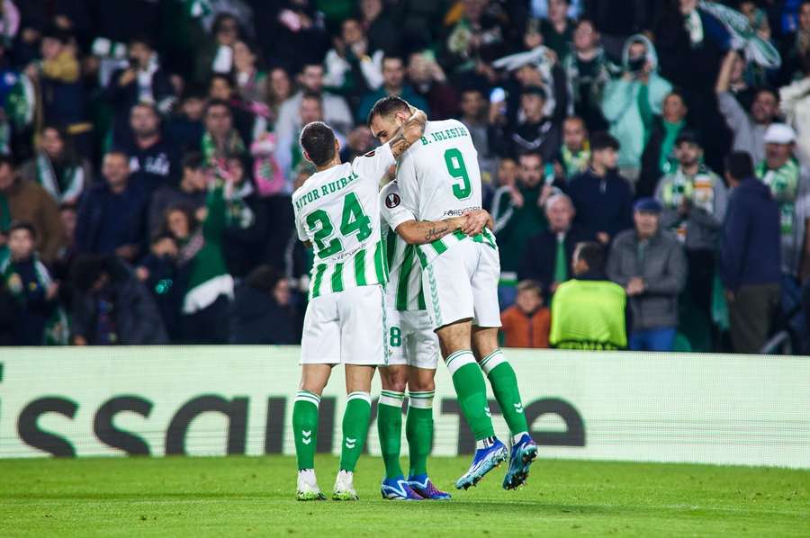 Borja Iglesias celebra con sus compañeros su gol