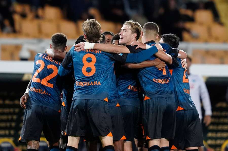 Hráči Neapole slaví gól v zápase s Lecce. Hráči Neapole slaví gól v zápase s Lecce.