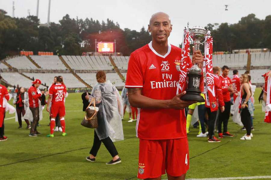 Luisão com a última Taça de Portugal conquistada pelo Benfica