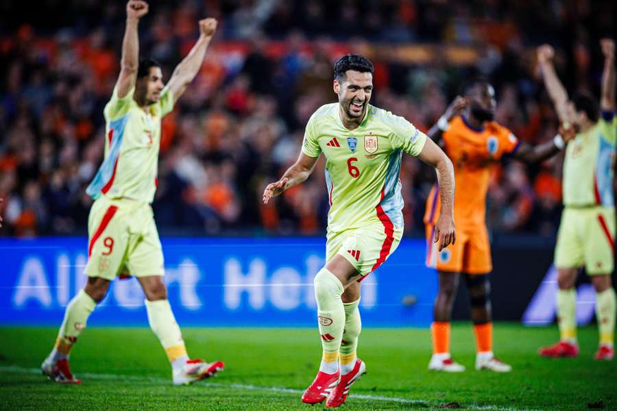 Mikel Merino celebra el empate de España