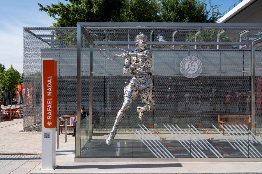 A estátua de Rafael Nadal no Open de França