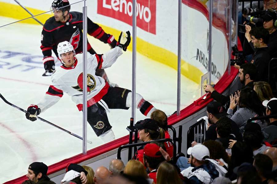 Eishockey-Youngster Stützle feiert den Kantersieg von Ottawa über Washington.