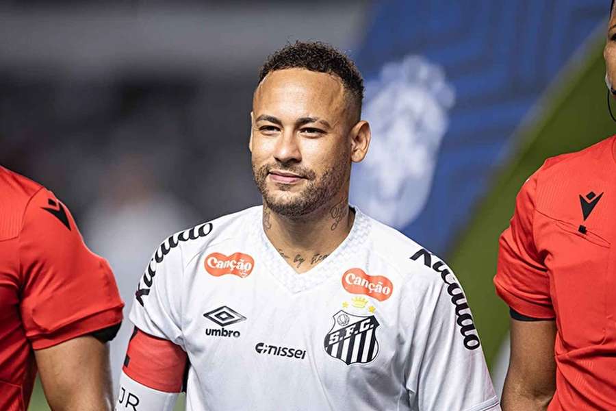 Neymar prodloužil smlouvu se Santosem. 