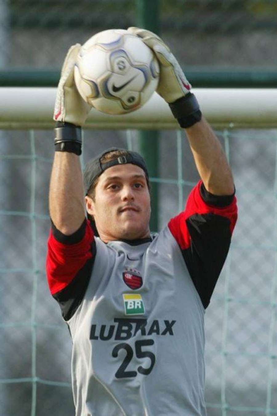 Júlio César tem 275 jogos com a camisa do Fla