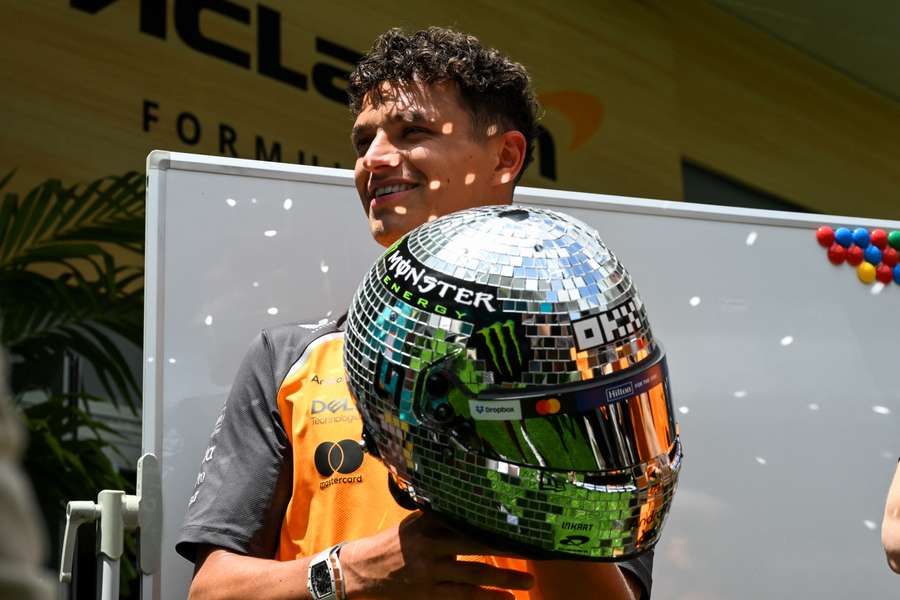 Lando Norris mit glitzerndem Sonderhelm
