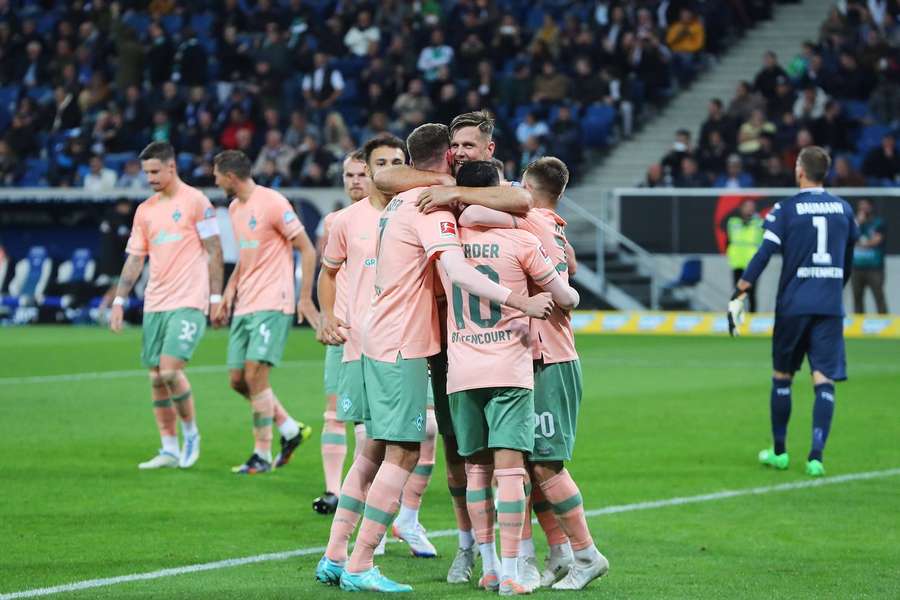 Füllkrug jubelt mit dem Team beim Hinspiel gegen Hoffenheim