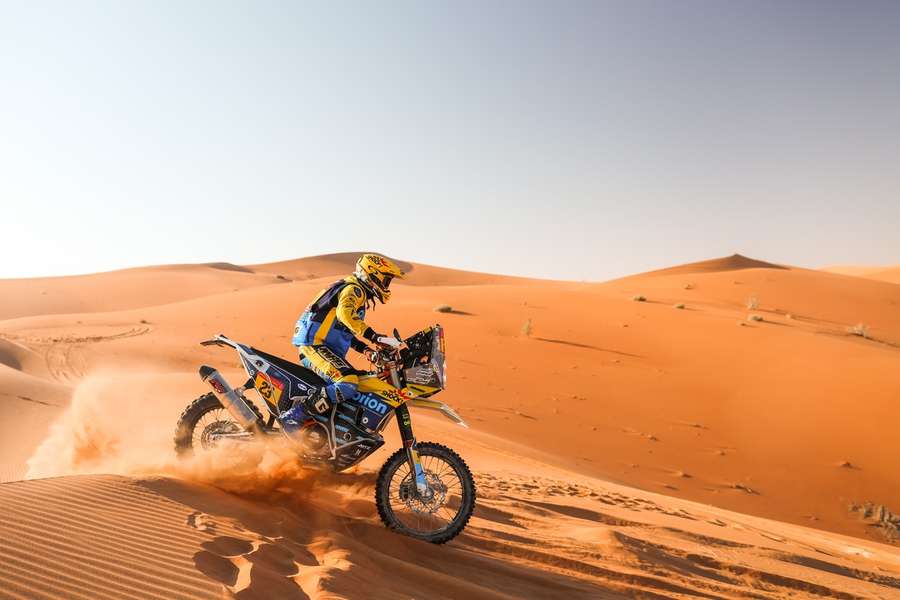 Michek drží po sedmé etapě Dakaru 10. pozici mezi motocyklisty.