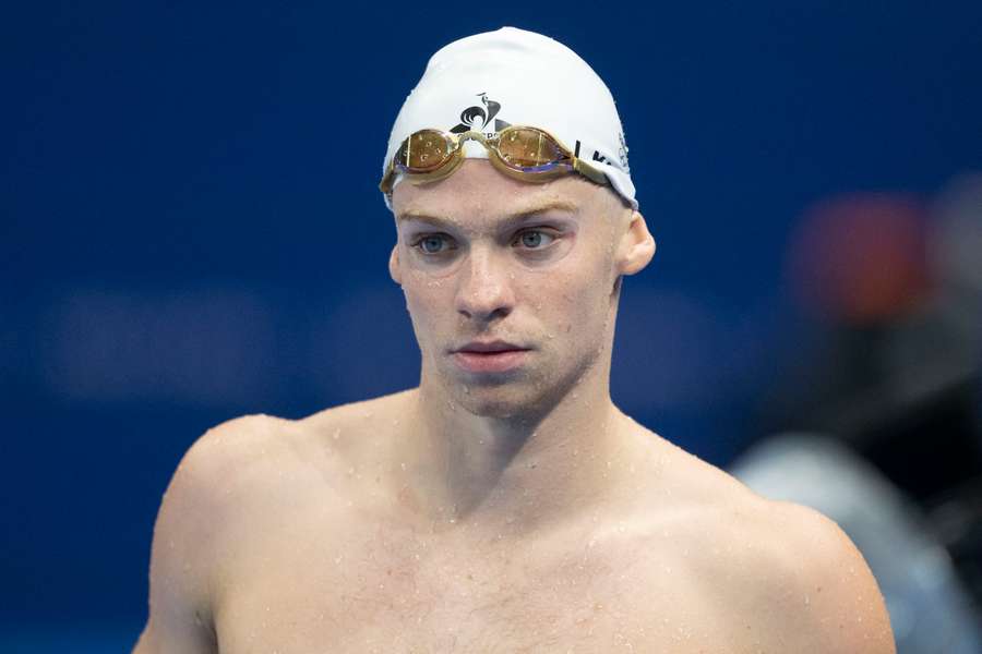 Léon Marchand se jette à l'eau.