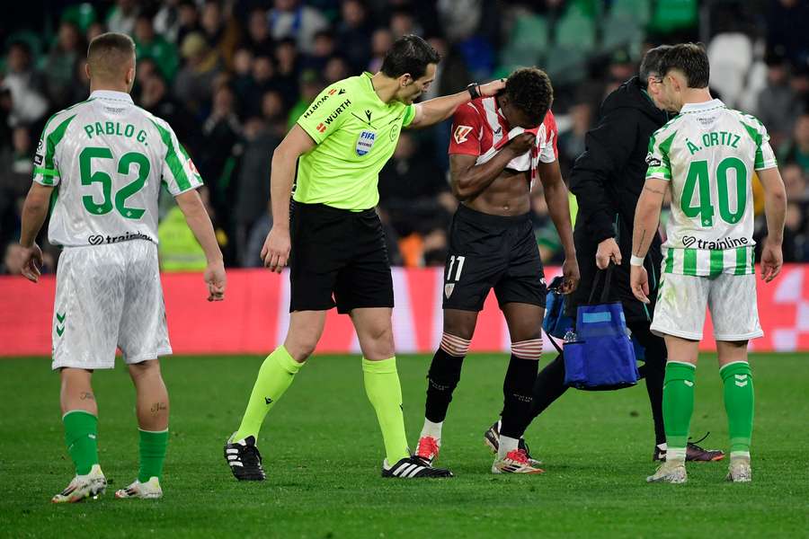 Álvaro Djaló abandona muy preocupado el césped del Villamarín