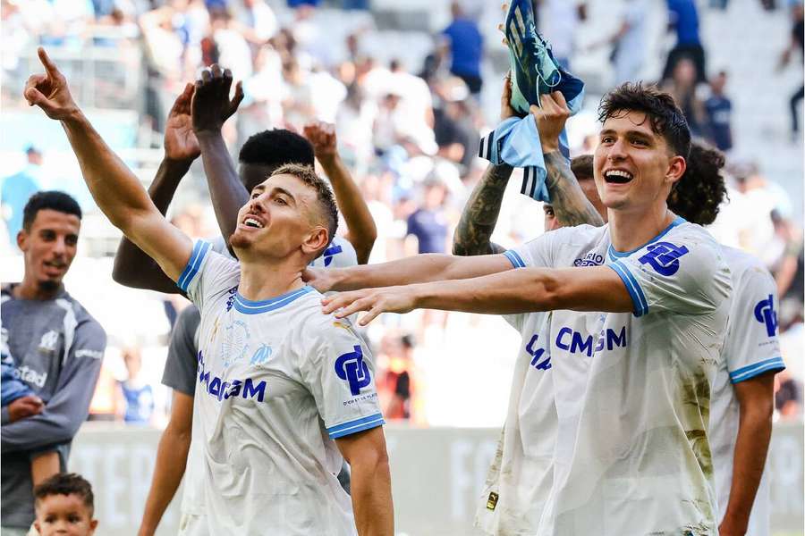 Jogadores do Marselha comemoram o triunfo dentro de casa