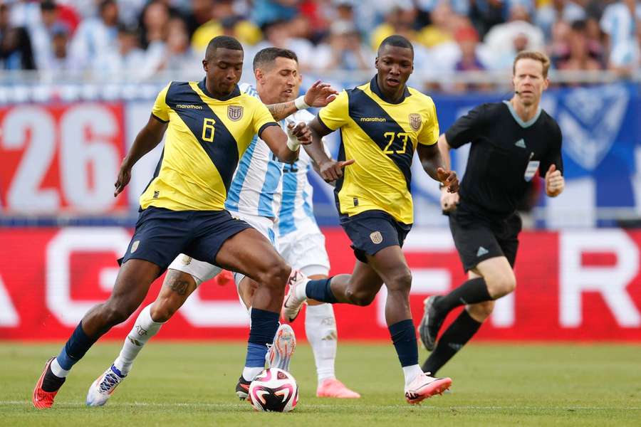 Willian Pacho et Moises Caicedo au duel avec Angel Di Maria lors du match face à l'Argentine, juin 2024.
