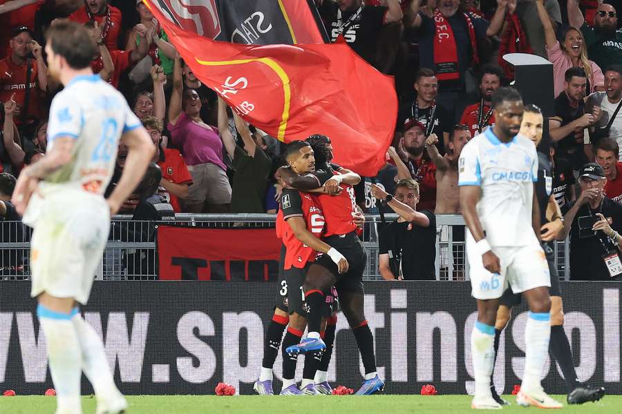 Ludovic Blas célèbre avec ses coéquipiers le premier but du Stade Rennais lors du match de Ligue 1 entre Rennes et l'Olympique de Marseille au Roazhon Park, le 15 août 2025.