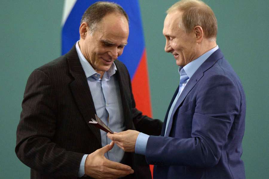 O Presidente russo, Vladimir Putin, entrega o passaporte nacional russo ao treinador nacional de judo, Ezio Gamba, em Moscovo