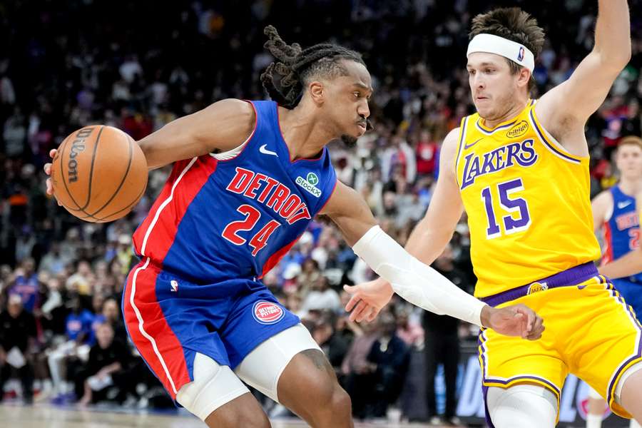 Daniss Jenkins dribbles against Austin Reeves