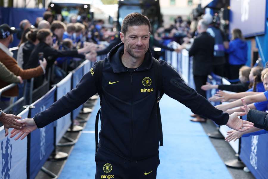 Xabi Alonso využívá rozestavení se třemi obránci.