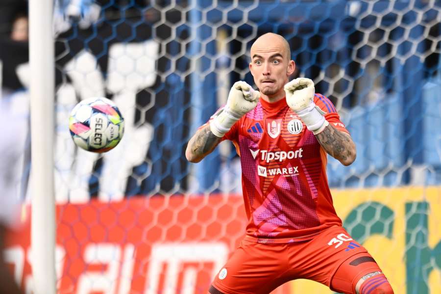 Brankář Dynama České Budějovice Martin Janáček v Pardubicích jednou inkasoval.