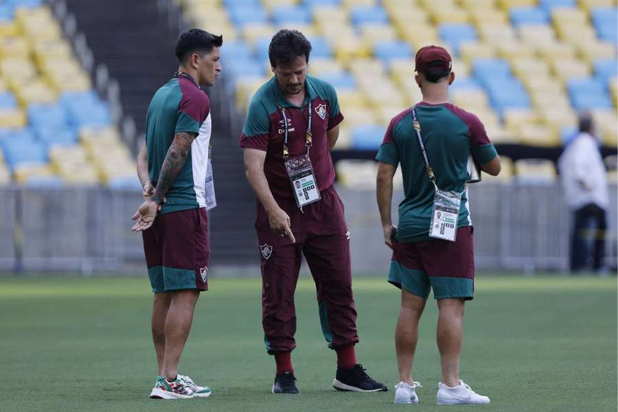 Diniz avalia o relvado do Maracanã antes da final