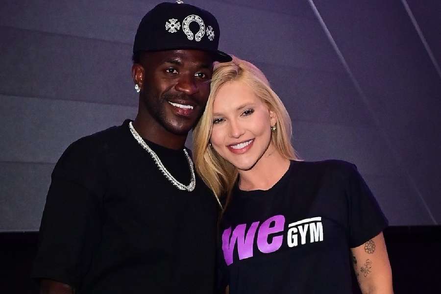 Vinícius, con su nueva imagen y su novia