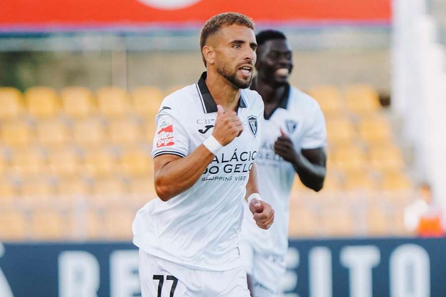 Paulinho celebra o quarto golo do Académico