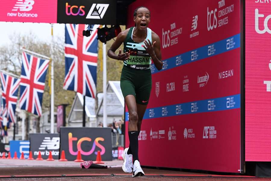 Sifan Hassan cruza la meta de la maratón de Londres