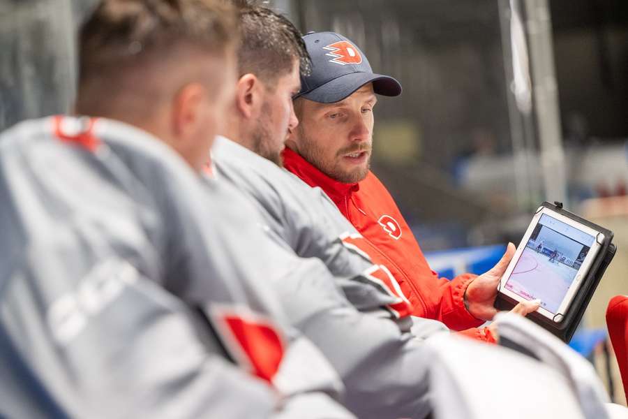 Trenér pardubických gólmanů Jiří Sklenář (vpravo) v přípravě se svými svěřenci.