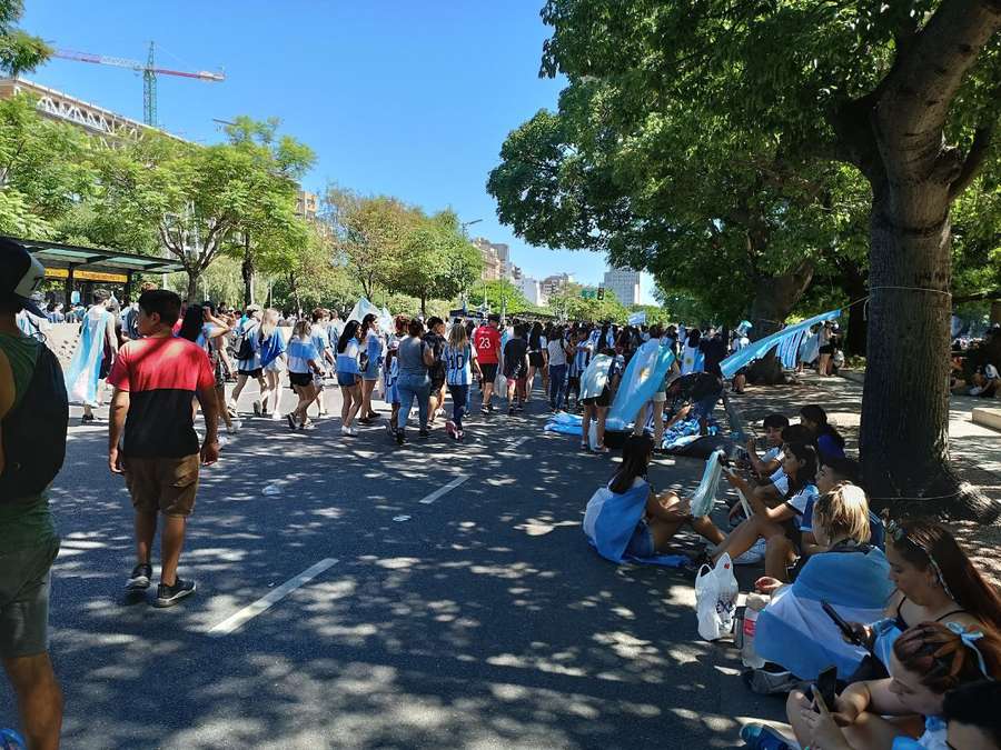 Tłum zmierzający od południa, ok. 1,5 km od Obelisku Buenos Aires