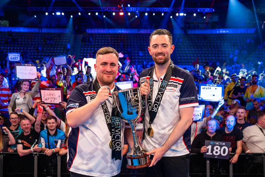 Littler und Humphries mit ihrem neuen Pokal Littler und Humphries mit ihrem neuen Pokal