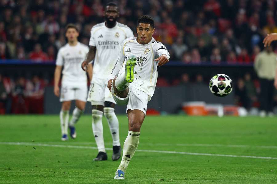 Bellingham golpea el balón