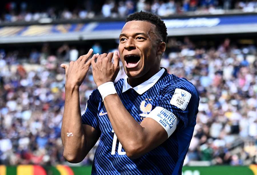 Kylian Mbappé spielt die Querflöte Kylian Mbappé spielt die Querflöte