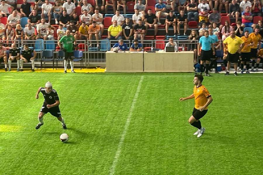 Alex Bourceanu (stânga) în semifinala contra AEK Oradea