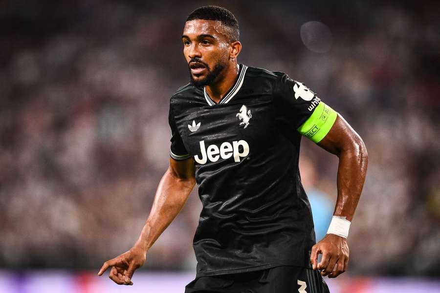 Bremer con la fascia di capitano della Juventus