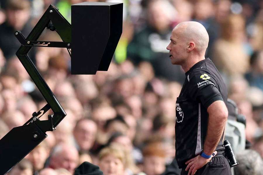 75% dos torcedores da Premier League aprovam extinção do VAR 75% dos torcedores da Premier League aprovam extinção do VAR