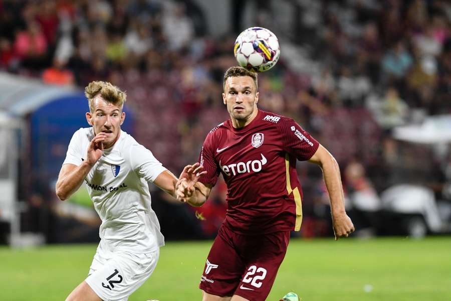 Raul Feher (stânga), în duel cu Gabriel Debeljuh, în timpul partidei CFR Cluj - Inter Escaldes din preliminariile Conference League, sezonul 2022/2023