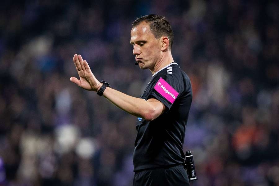 Der österreichische FIFA-Schiedsrichter Sebastian Gishamer