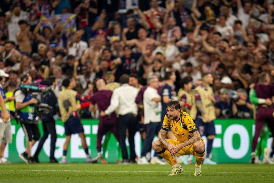Acerbi zeigt sich frustriert nach Matchende gegen PSG. Acerbi zeigt sich frustriert nach Matchende gegen PSG.