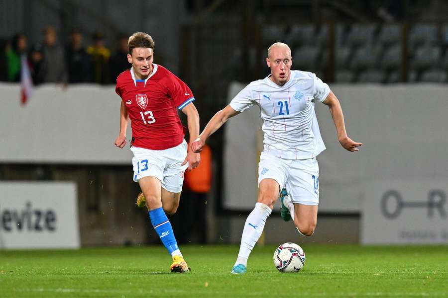 Kryštof Daněk pádí z Islanďanem Valgeirem Fridrikssonem v baráži o Euro 2023.