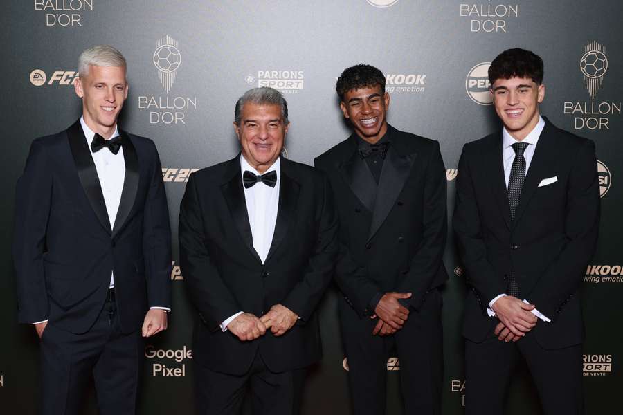 De izquierda a derecha: Dani Olmo, Joan Laporta, Lamine Yamal y Pau Cubarsí.