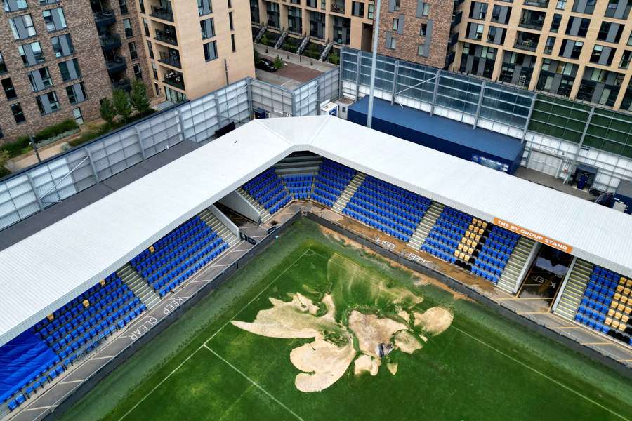 Een dronebeeld van een sinkhole veroorzaakt door hevige regenval in het Cherry Red Records Stadium