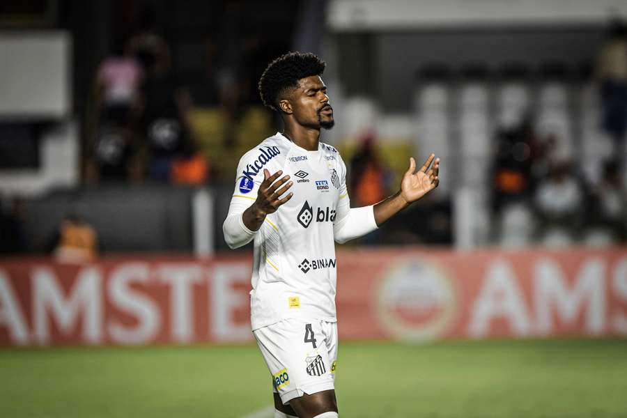 Eduardo Bauermann (Santos) este unul dintre jucătorii anchetați de CBF