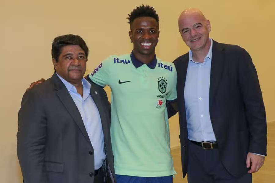 Ednaldo ao lado de Vinicius Junior e Gianni Infantino