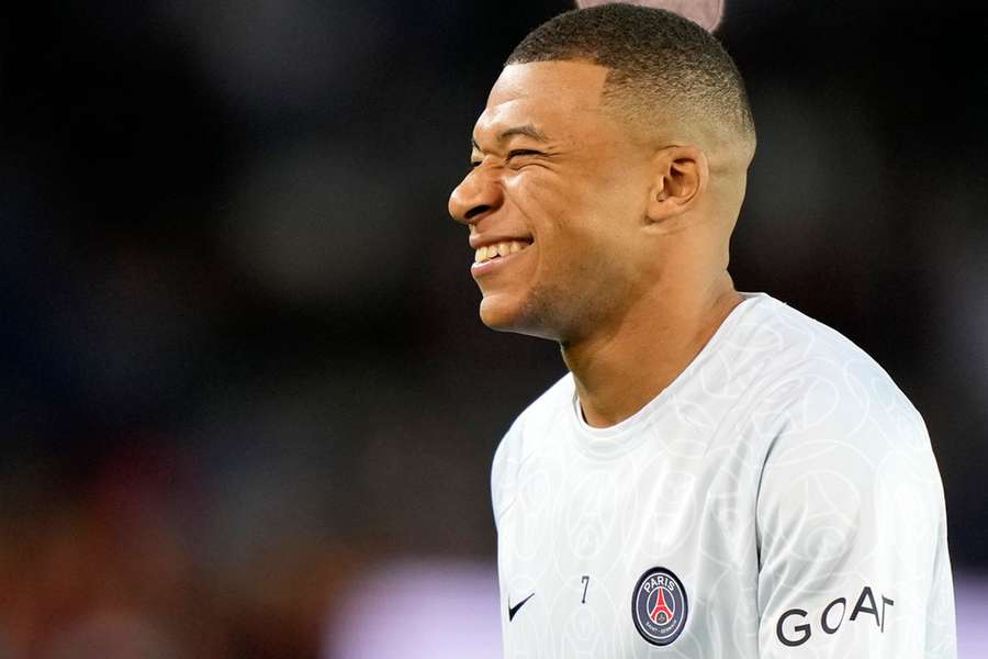 Mbappé teria assinado "maior contrato da história do esporte"; PSG nega