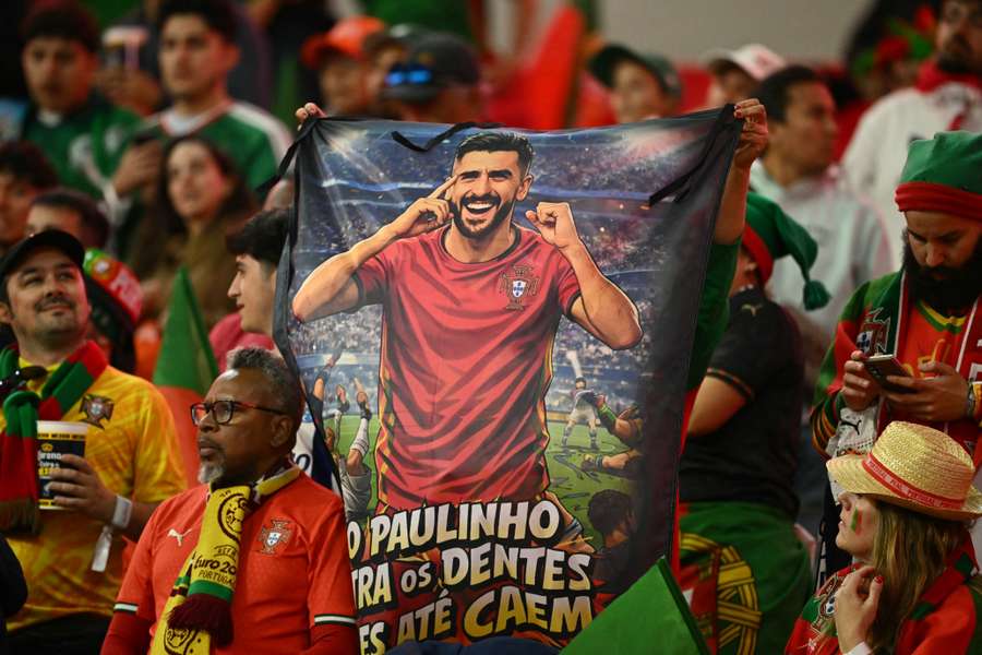Adeptos portugueses exibem um cartaz com a imagem do avançado português Paulinho