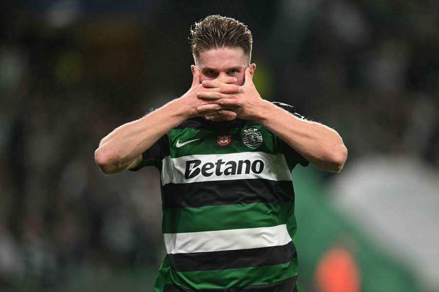 Sporting Lisbon's Swedish forward #09 Viktor Gyokeres celebrates scoring his team's first goal